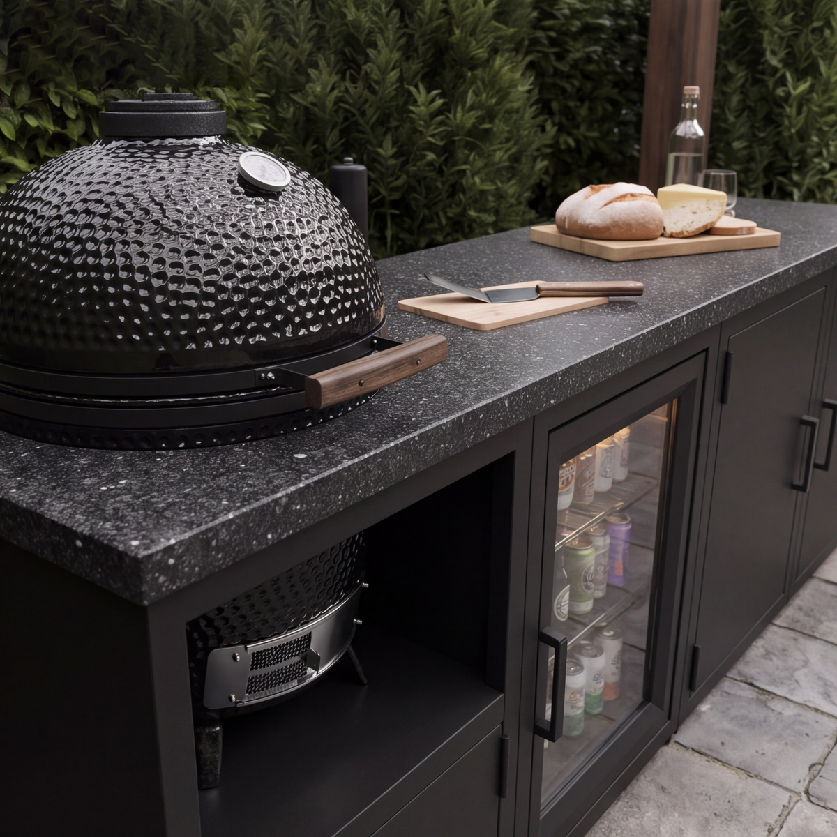 Outdoor-Küche mit Granitplatte für Kamado BBQ und Kühlschrank (auf Stellfüßen)